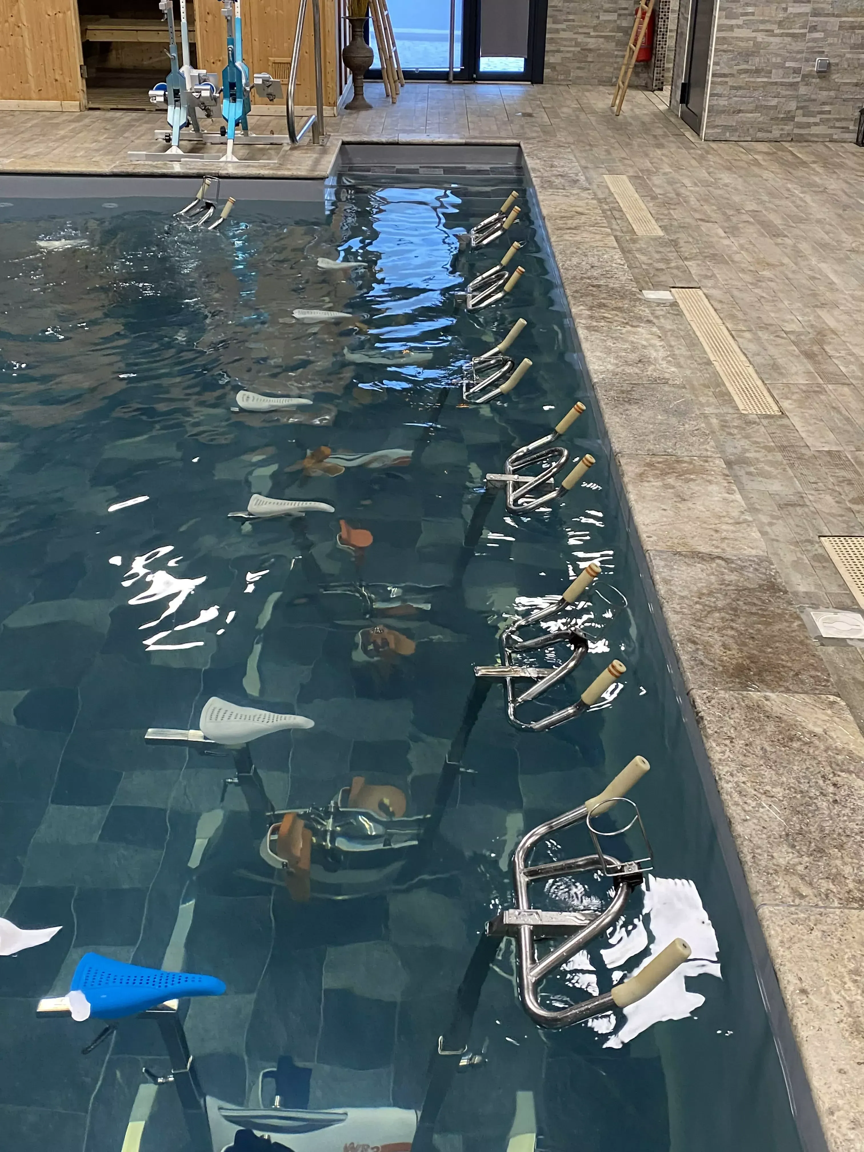 Rangée d'aquabikes immergés dans le bassin