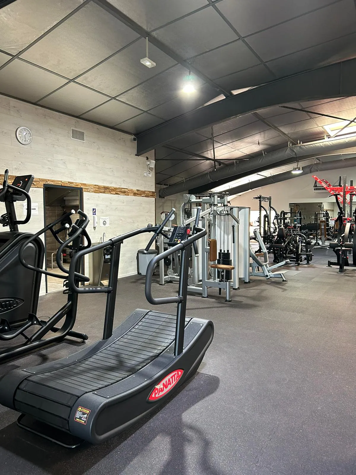 Espace cardio avec tapis incurvé et appareils guidés