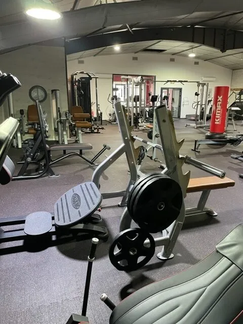 Presse à cuisses et banc de musculation