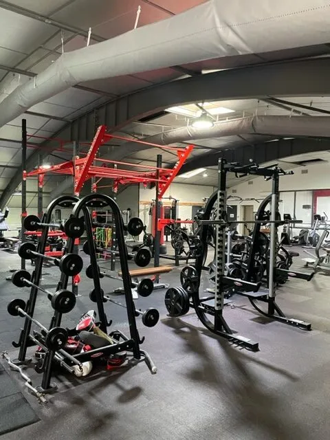 Zone de force avec racks et haltères