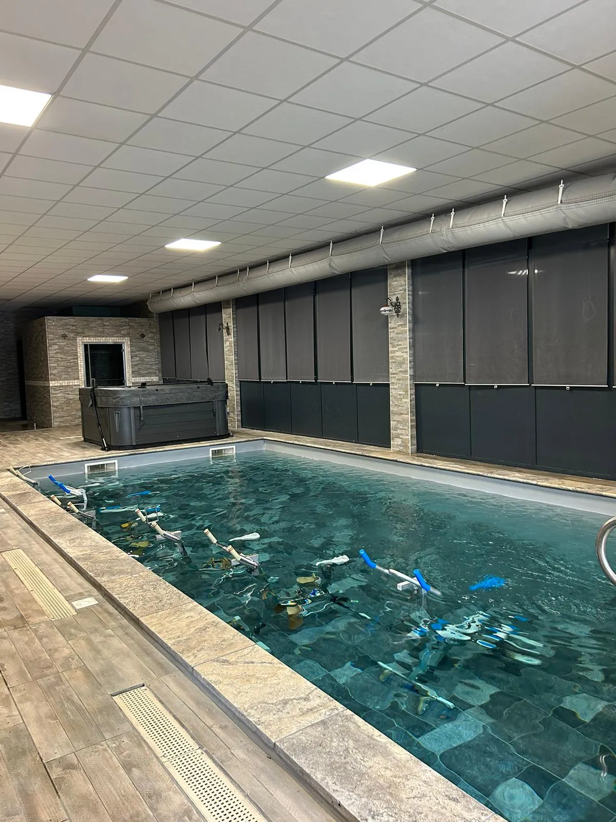 Piscine intérieure et jacuzzi intérieur