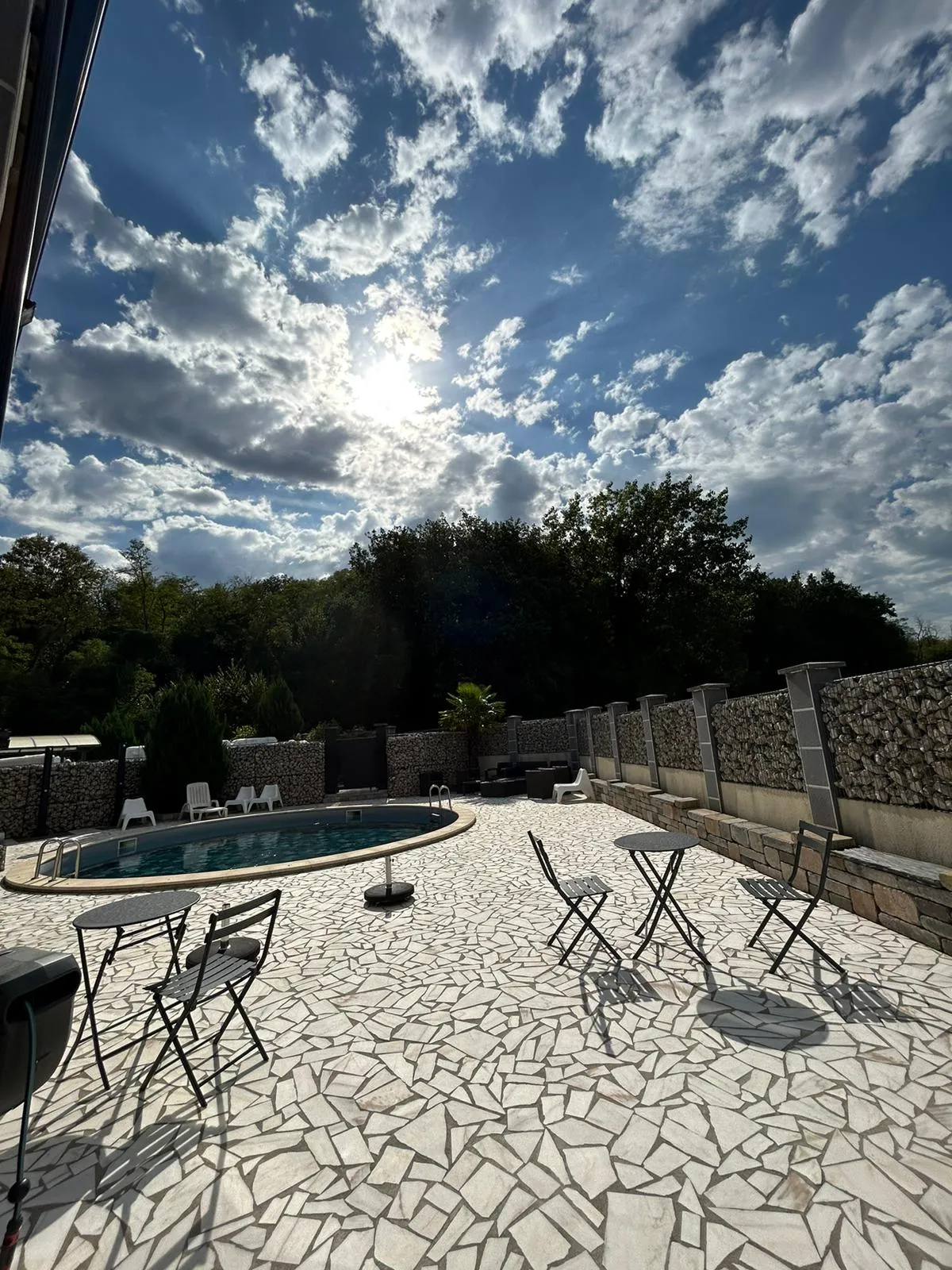 Terrasse ensoleillée autour de la piscine extérieure