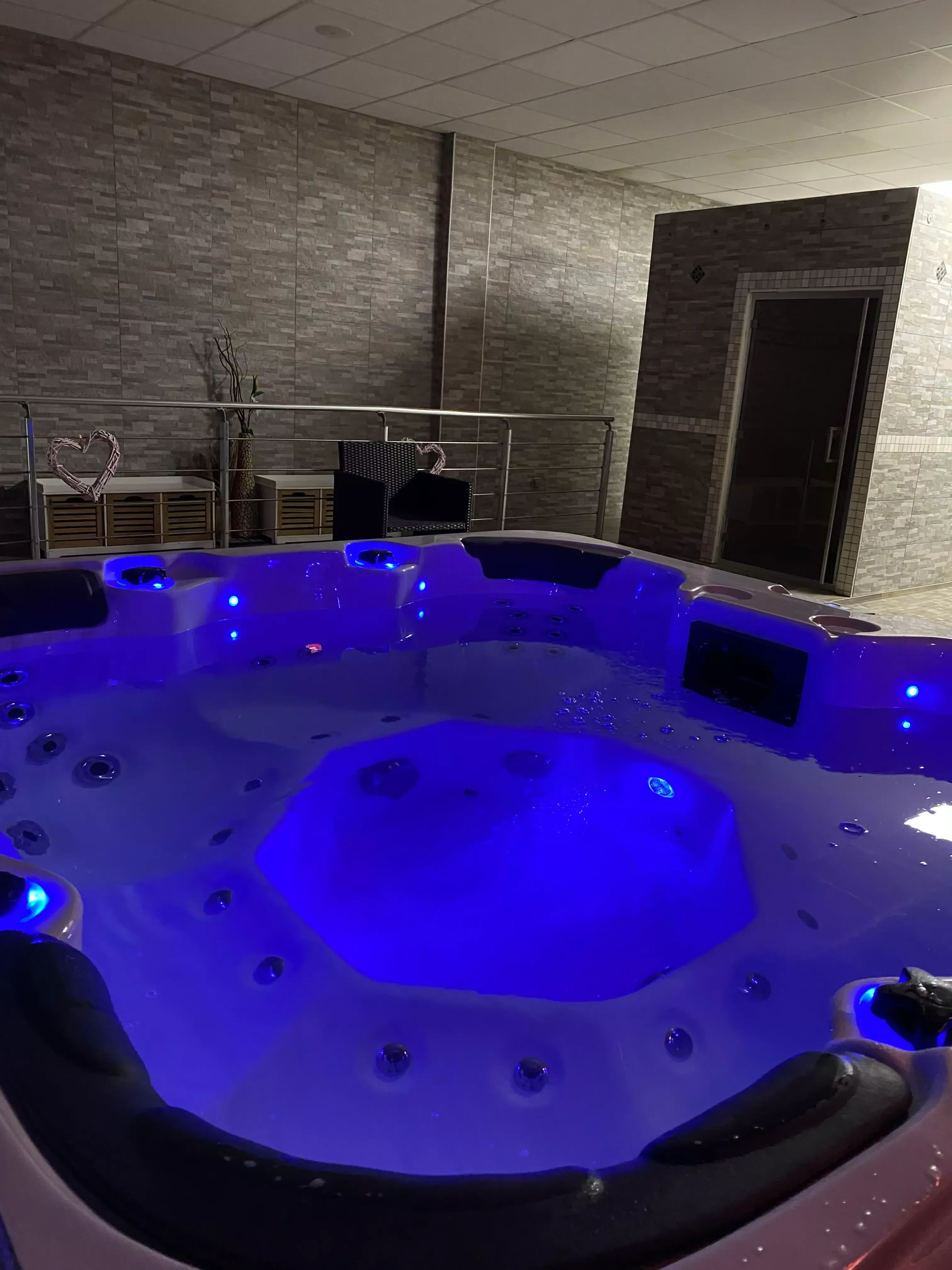 Jacuzzi intérieur illuminé de bleu